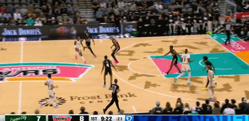 望无大碍！文班膝盖被字母哥撞到 返回更衣室接受治疗