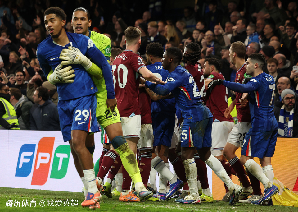 遭切尔西让2追3！英超劲旅输急眼干架，数十人互相推搡，锁喉+扇耳光