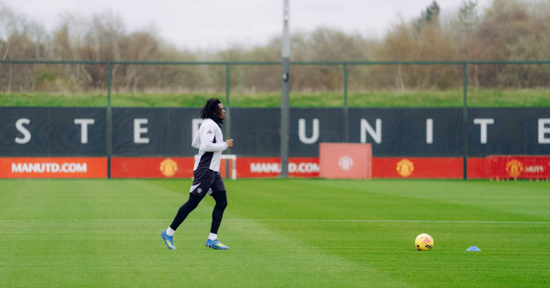曼联官方：多古回到球场进行个人训练，目前还不确定复出时间