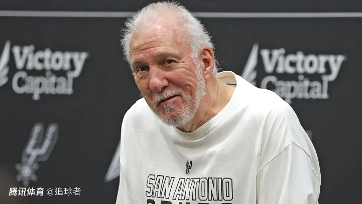 76岁波波维奇罕见亮相：拄拐行走需要被人搀扶 中风后遗症明显