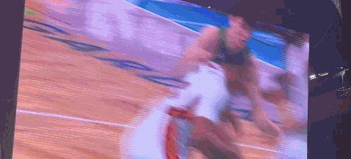 NBA生涯首次冲突？绿军新秀抢球惹怒鲍威尔 遭推搡后回喷垃圾话