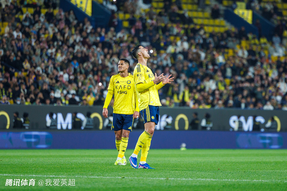 40岁C罗逃红牌？队友绝杀后，他摁头挑衅对方门将！3射0球仅获6.6分