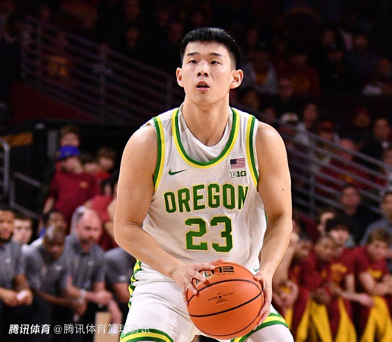 俄勒冈大学常规赛收官战！林葳带伤复出 张博源与开拓者总经理现身观战