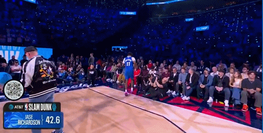扣篮大赛失误尴尬摔倒！杰斯-理查德森：我的胳膊被篮板卡住了