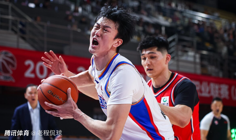 天津内线赖俊豪头撞广告板送医伤无大碍 被诊断为肌肉拉伤