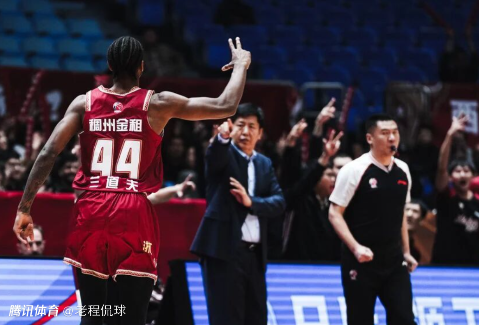 上海男篮外援和浙江主帅抢球起摩擦 后者疑似用国骂问候
