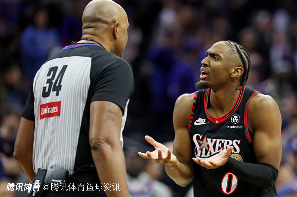 最后时刻判罚引争议！马克西自责三分出手失误 恩比德喊冤被犯规漏判