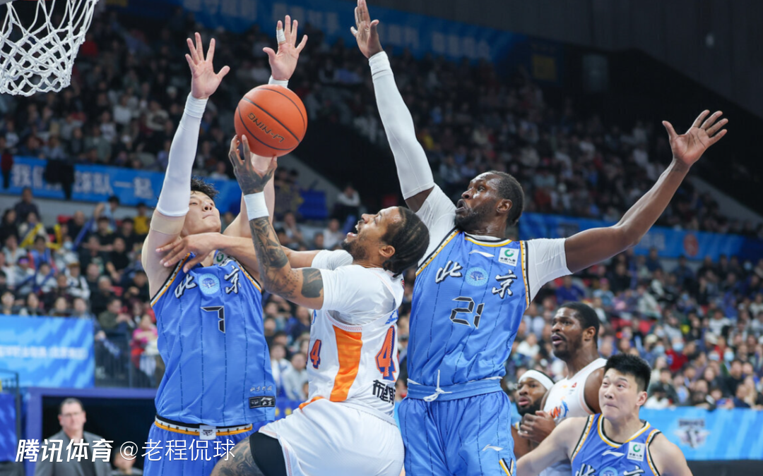 北京队签下麦基后为何不裁马帝昂？记者：为了帮前者完成过渡