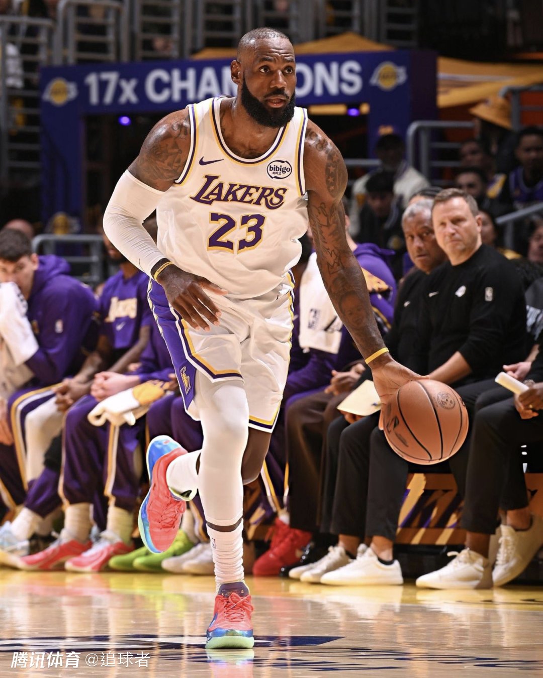 詹姆斯18+5提前投降：年终大战被火箭打爆 正负值-33全场最差