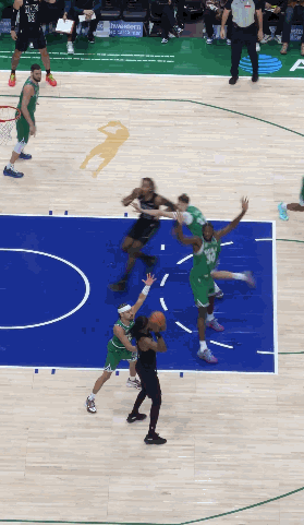 虚惊一场！弗拉格摔倒后疑似脚踝受伤 回更衣室检查后重返替补席