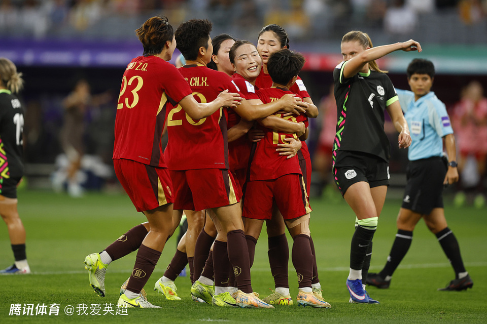 中国女足半场1-1澳大利亚！张琳艳造点+扳平 2将染黄 射门数占优