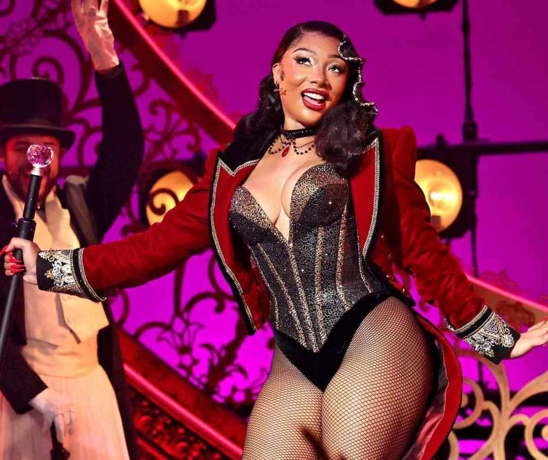 克莱·汤普森女友梅根·斯塔莉安近日在演出时突发身体不适被送医