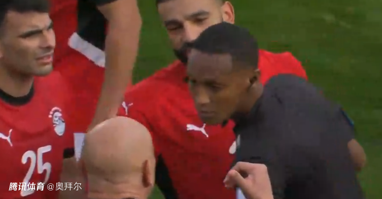 非洲杯争议判罚！萨拉赫右眼被打，哈尼踩人染红，埃及球员暴怒