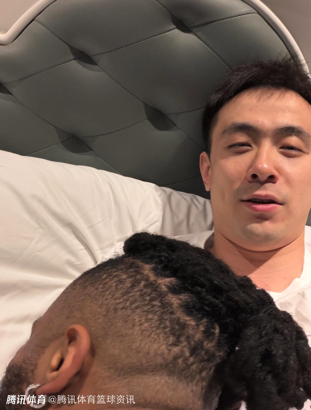 赵继伟晒莫兰德躺在自己身上亲密合照：他在撒娇