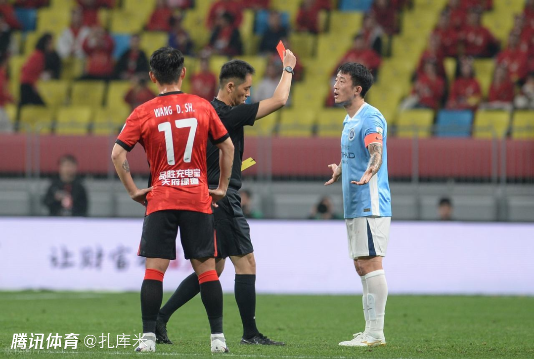 周定洋：姜至鹏被罚下后比赛走势完全变了，战旧主心情极为复杂