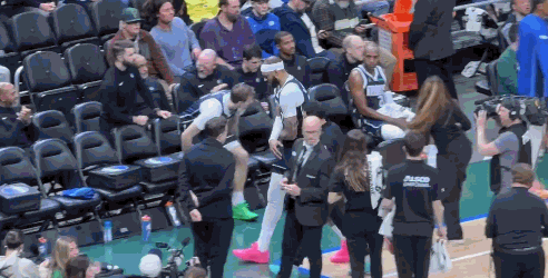 独行侠官方：加福德右肩刺痛 退出与雄鹿剩余比赛