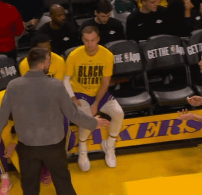 东契奇场边整活！和主帅雷迪克斗嘴 吐槽对方不懂时尚