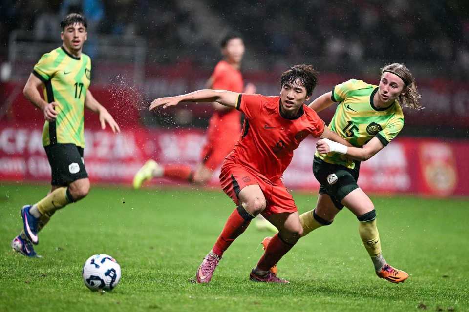 U19国足2-4澳大利亚 杨铭锐替补双响+2场3球，苗润东中柱