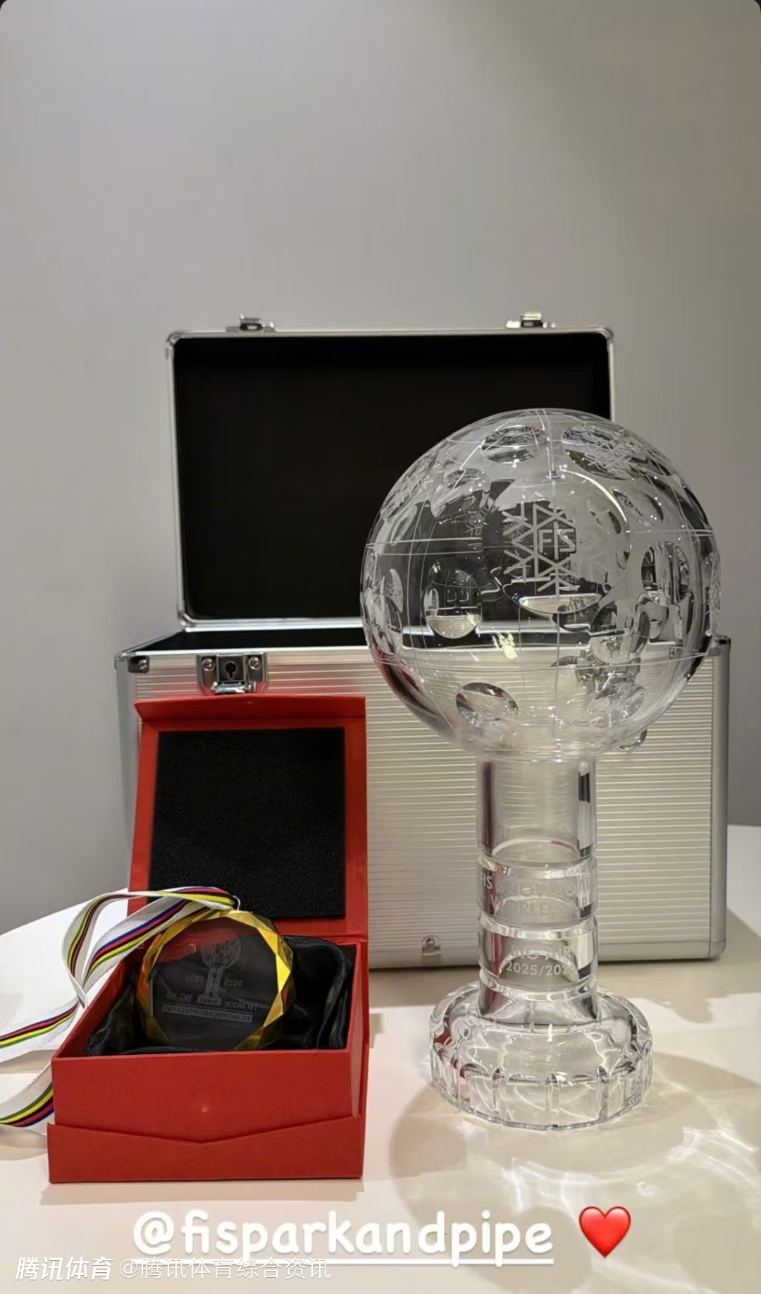 里程碑！苏翊鸣晒水晶球奖杯：首夺单板大跳台世界杯年度总冠军