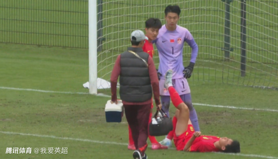 卫冕首战崩盘！U15东亚杯：中国0-3日本 5分钟连丢2球 防线屡走神