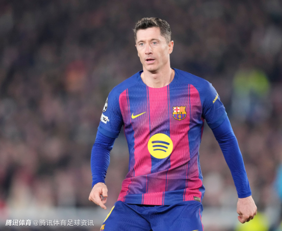 世体：莱万已收五份报价 芝加哥火焰全力追逐 但首选仍是留队