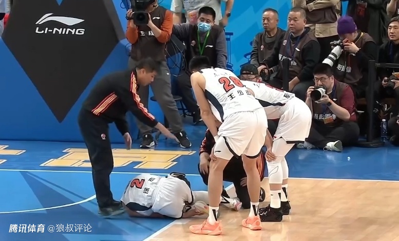 虚惊一场！徐杰伤情拍片结果：骨头和韧带都没事 只是硬伤