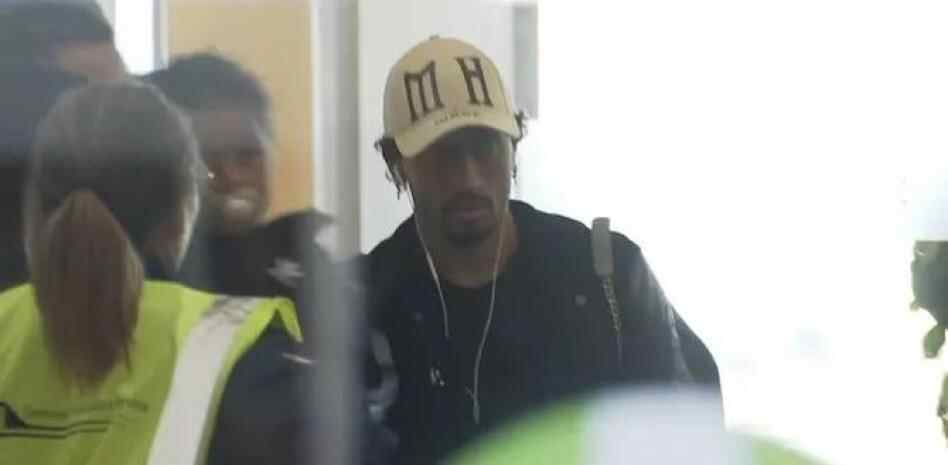 世体：拉菲尼亚今日回到巴塞罗那，目标赶上5月份国家德比