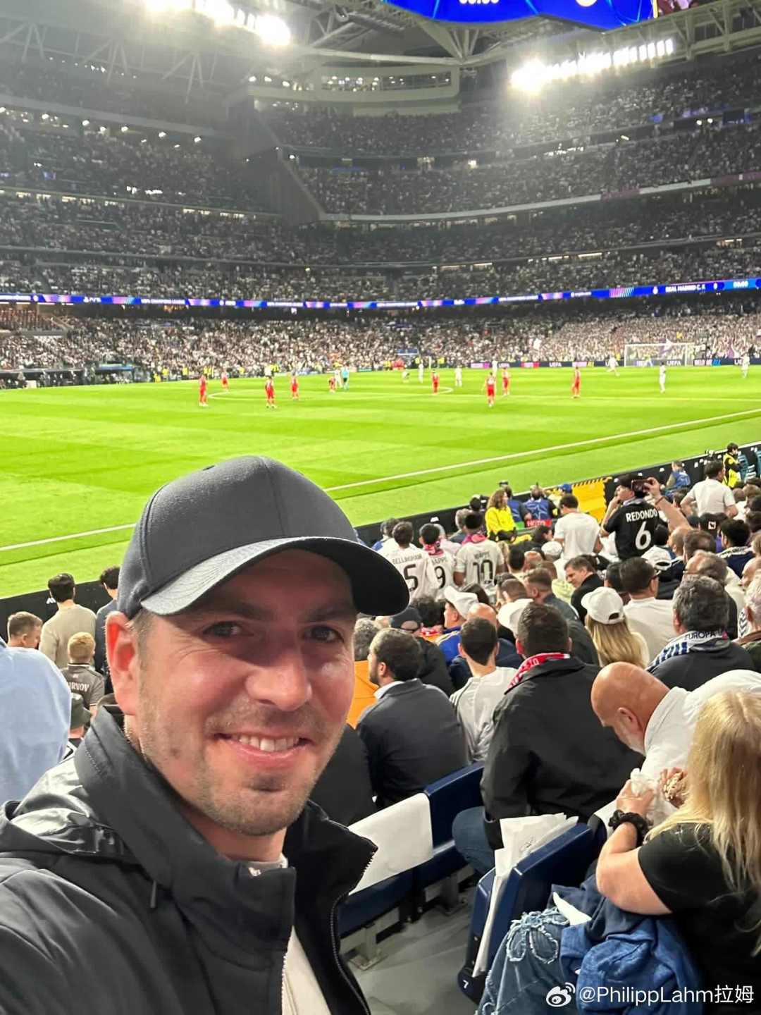 拜仁传奇队长拉姆昨日现身伯纳乌观战与皇马的欧冠1/4决赛首回合