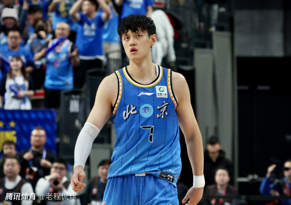 京媒：曾凡博腰部被撞已出现肿胀 初步检查为上赛季骨裂位置