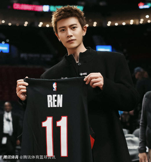 支持杨瀚森！任嘉伦现身摩达中心 开拓者官方赠送11号球衣