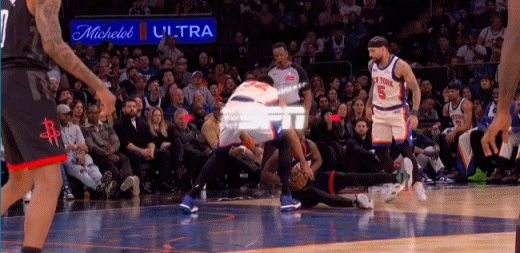 愿无大碍！泰特倒地抢球被唐斯压到膝盖 伤退离场