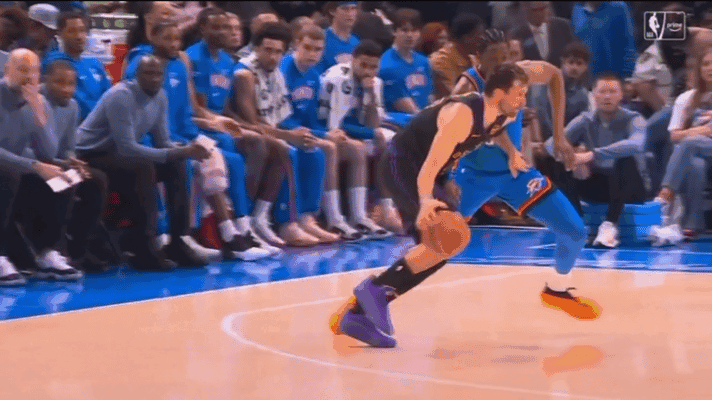 望无大碍！东契奇突破遭遇腿筋拉伤退出比赛 返回更衣室接受治疗