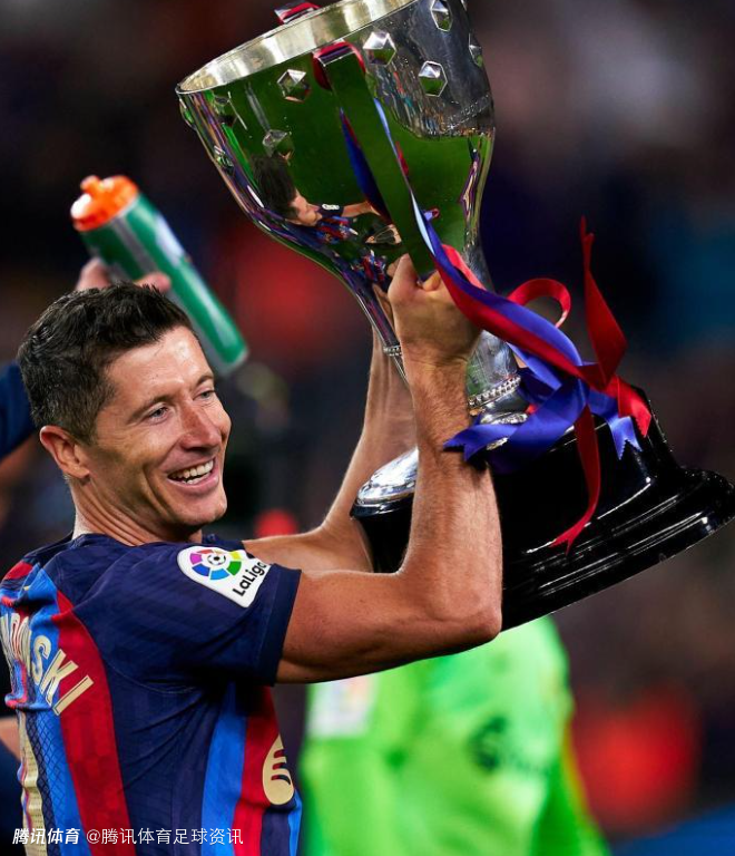 世体：巴萨为莱万提供一年续约合同&年薪降低约50% 希望球员5月前答复