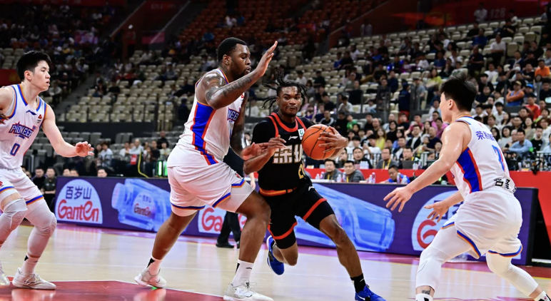 史密斯23+5+5贺希宁22分王浩然20分 深圳28分大胜天津+四连胜升至第四