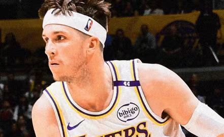 湖人官宣：里夫斯复出第2场左小腿酸痛退赛 三巨头合计缺席29场