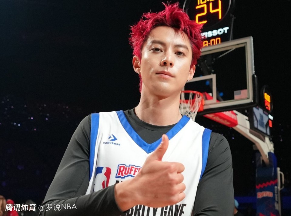 全明星名人赛：王鹤棣10+4霸王步致敬老詹 林书豪一球得8分锁定胜局