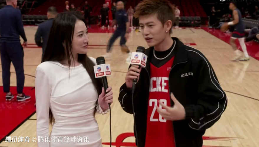 任嘉伦现身丰田中心：我喜欢火箭队已经20多年 体会到全队的人格魅力