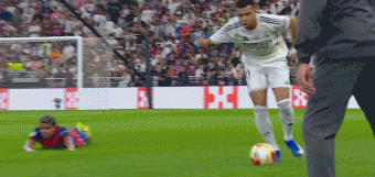 夺冠后遭打击！西超杯决赛德容铲倒姆巴佩染红 将停赛缺席国王杯1/8决赛