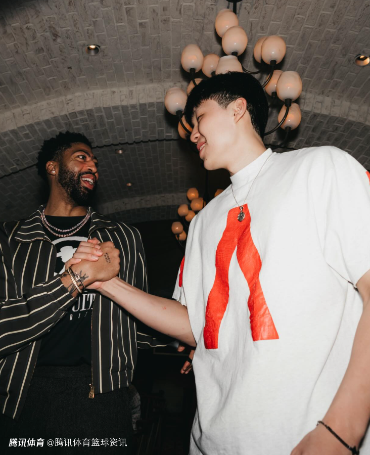 氛围拉满！杨瀚森现身Klutch全明星派对 与浓眉握手致意