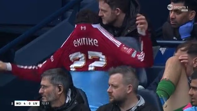 离谱！谢尔基被换下后身穿利物浦球衣，球迷直呼看不懂