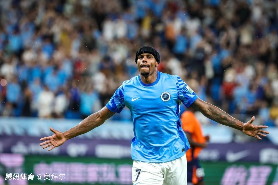 韦斯利“被动”双响！被推倒后脑勺破门，媒体人：行运行到脚趾尾