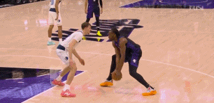 望无大碍！弗拉格膝盖被阿丘瓦顶到痛苦倒地 目前在场边蹬自行车