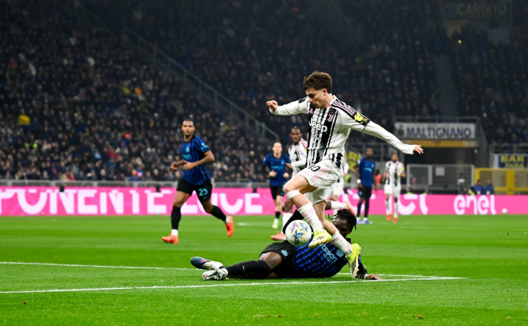 意甲：坎比亚索另类双响 泽林斯基绝杀 国米3-2险胜十人尤文