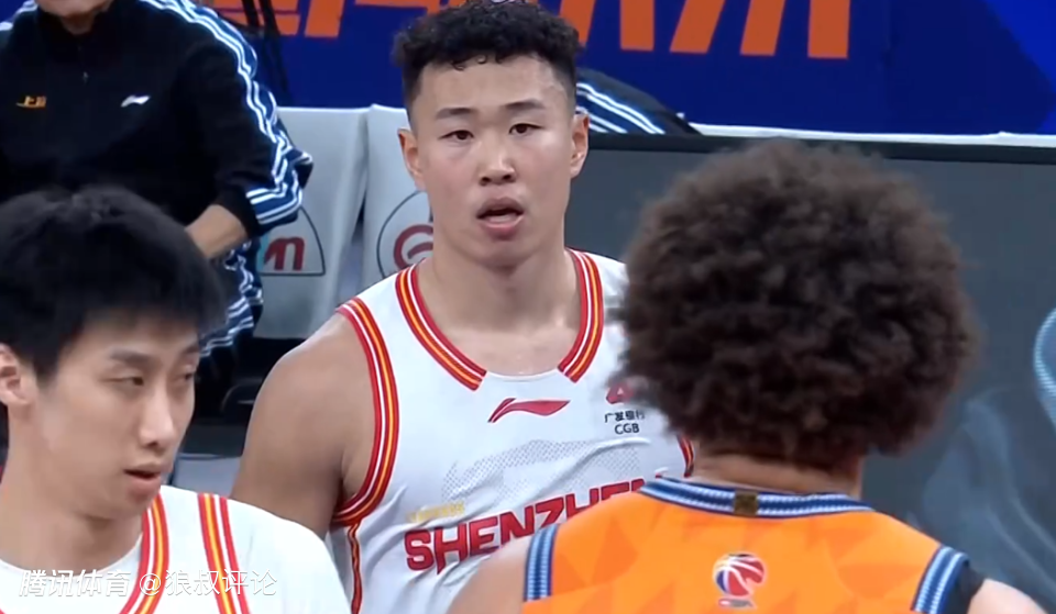 贺希宁战上海轰43分创赛季新高：迎着洛夫顿高难度上篮怒视对手引热议