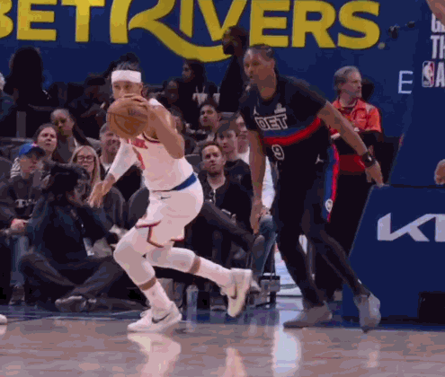 雪上加霜！尼克斯三节落后活塞30分 哈特还受伤返回更衣室