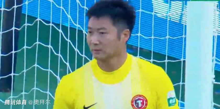 中超巨大争议！韩镕泽35秒手球逃红，国安球员不满，媒体人热议