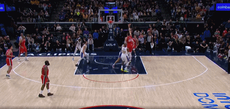 意外！祖巴茨投篮落地后踩到詹姆斯 疑似崴脚已返回更衣室