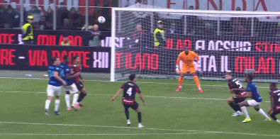 米兰德比现争议判罚：邓弗里斯传中碰到对手手臂 主裁无视+VAR未介入