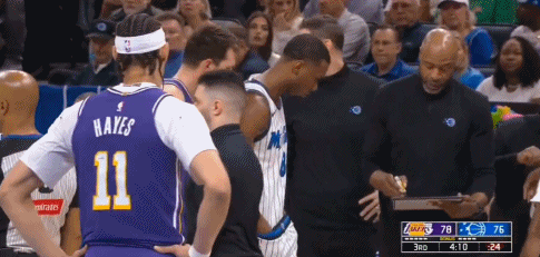 太会整活！东契奇偷听魔术战术海斯也上前凑热闹 八村垒灵魂发问：听到啥了