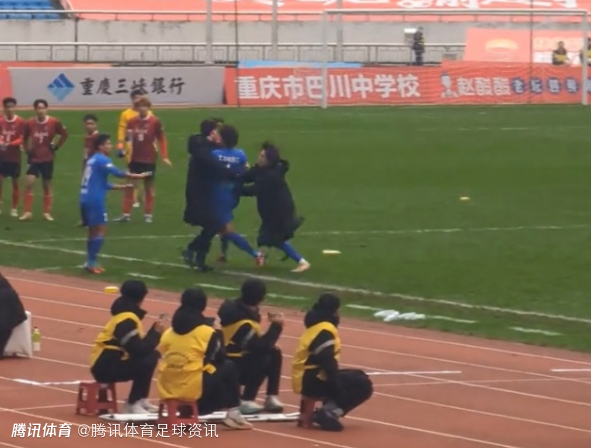 拉都拉不住！渝超联赛 大渡口队绝平球被吹出界在先 球员暴怒追打裁判